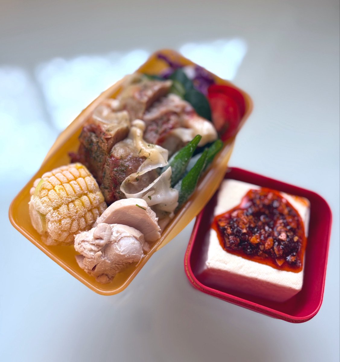 SHIROINEKO88's tweet photo. おはようございます😊

三連休は秋晴れですね☀️

私の仕事飯です🍱
ロピアのでか焼売。

#お弁当
#お弁当作り
#お弁当作り楽しもう部 https://t.co/hc2i3QnYOF