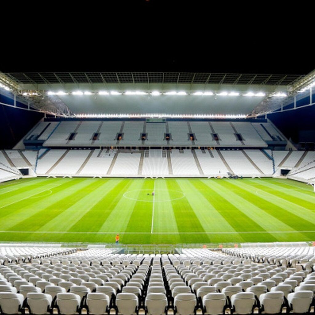 siteSportsJa's tweet photo. Corinthians avança em acordo com a Caixa para patrocinador e naming rights da Neo Química Arena, incluindo uso da marca na camisa e aporte para quitar parte da dívida do estádio, hoje em torno de R$ 630 milhões.

🗞️ @Metropoles | @igorgadelham https://t.co/Bzwoai5RO1
