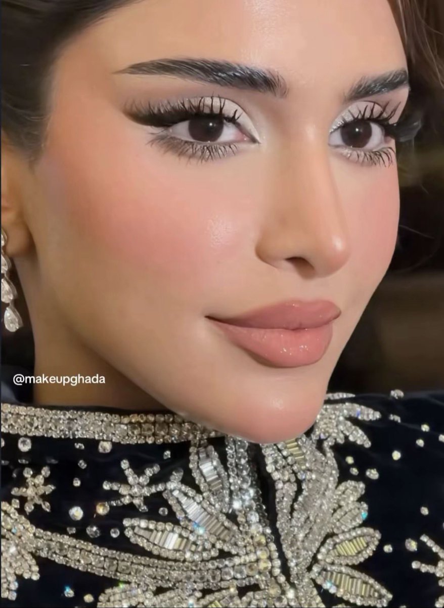 true8_'s tweet photo. الميكب مره مناسب للفستان 
من زمان ودي اعرف ايش الميكب المناسب لـ هذي الفساتين ❣️ https://t.co/OVEbxChoUb