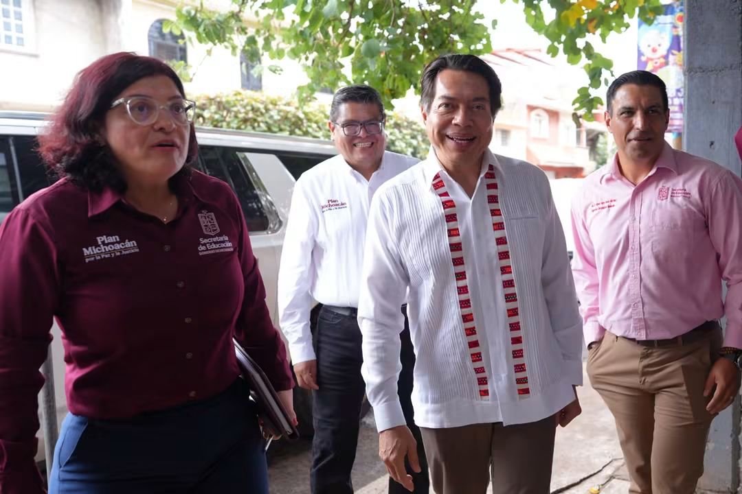 mario_delgado's tweet photo. Hoy visitamos la Escuela Primaria Ignacio Manuel Altamirano en Cotija, Michoacán, para escuchar a la comunidad educativa y agradecer a las y los maestros por sumarse a las iniciativas de nuestra presidenta @Claudiashein.

No más uso de celulares en escuelas de educación básica, tanto en clase como en el recreo. 📵✨
Recuperación de los juegos tradicionales en el patio escolar. 🎲🪀

¡Promovamos el aprendizaje y la convivencia sin pantallas por el desarrollo integral de nuestras niñas y niños!
