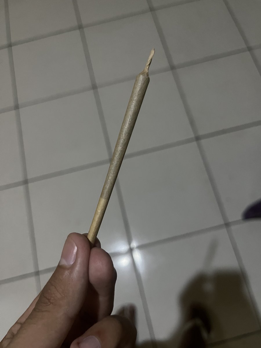 Fefeh_ro's tweet photo. consegui maconha e bolei o beck mais lindo glr, tudo na paz https://t.co/IKUxe1ED3G