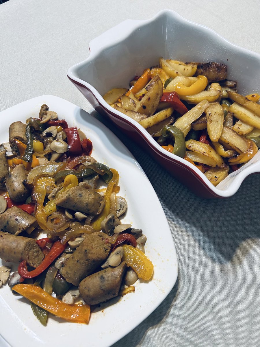 Deedee21991333's tweet photo. Amazing Italian dinner made for us by my mother in law tonight. All #Vegan too!! #OPLive https://t.co/4fR9VXJ7ls