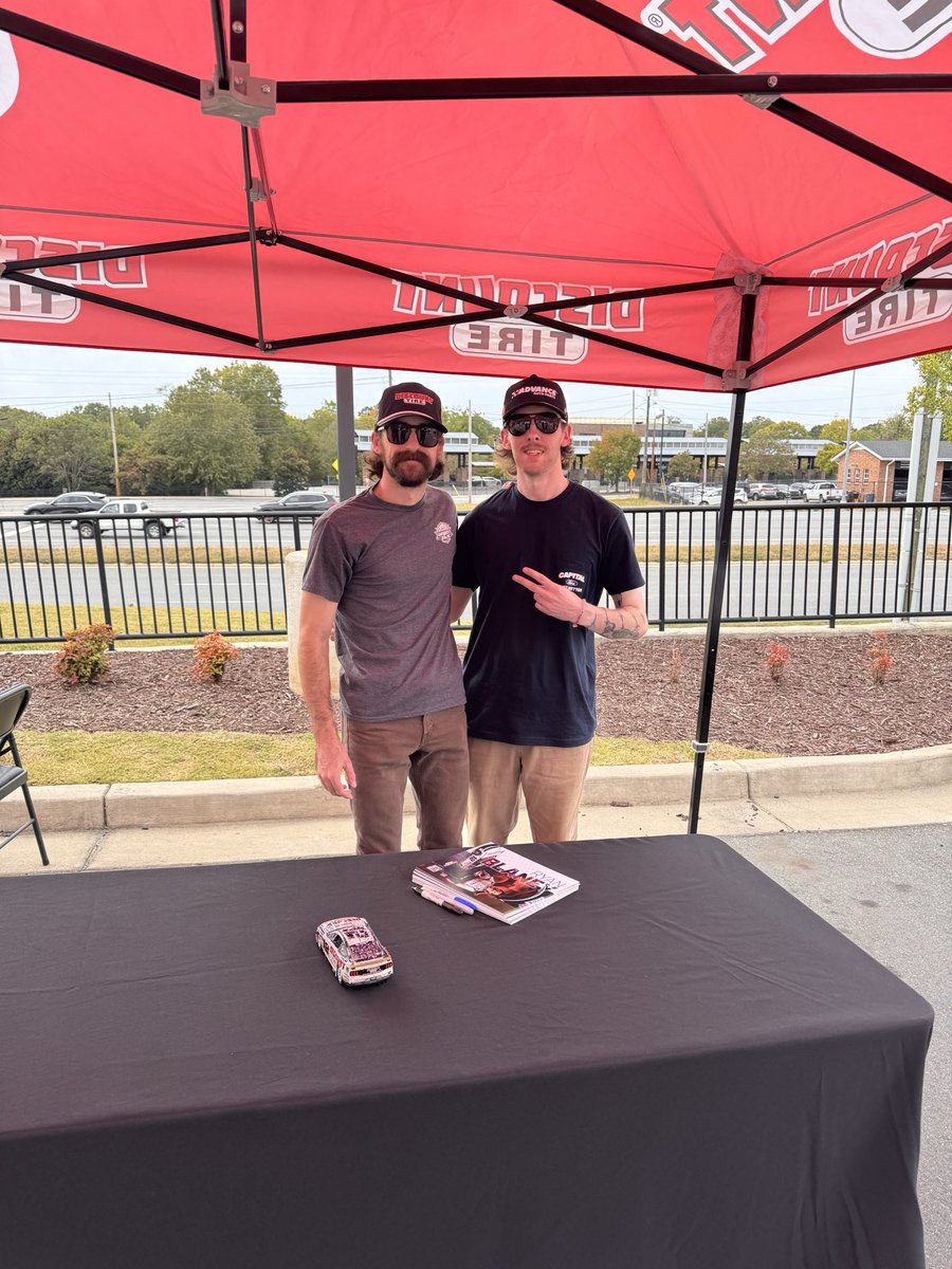 nomanicpatt's tweet photo. met the goat @Blaney https://t.co/Ol7KD2UuFp