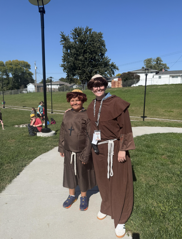 NorrisElem's tweet photo. Fourth grade finished their lessons on the Middle Ages in celebration today! The halls were safe and sound as the Knights of Norris were here to serve! https://t.co/iuYQ5zg4N7