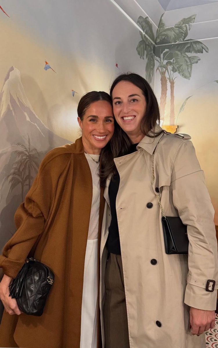 ChrisBaronSmit1's tweet photo. Our Duchess is glowing ￼🥰

Pictured : Meghan and Lauren Rotenberg.

“An absolute pleasure”

📸 Lauren https://t.co/CnqkYEVEfp
