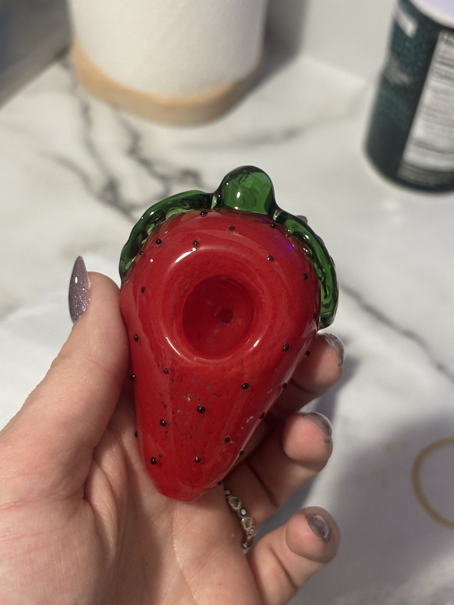 fkabonetitties's tweet photo. My (canna mom) friend’s bday is coming up and she’s always having to smoke out of fruit or vegetables bc the kids broke the bongs ages ago so I got her this for her bday https://t.co/5sgbdZn7yE