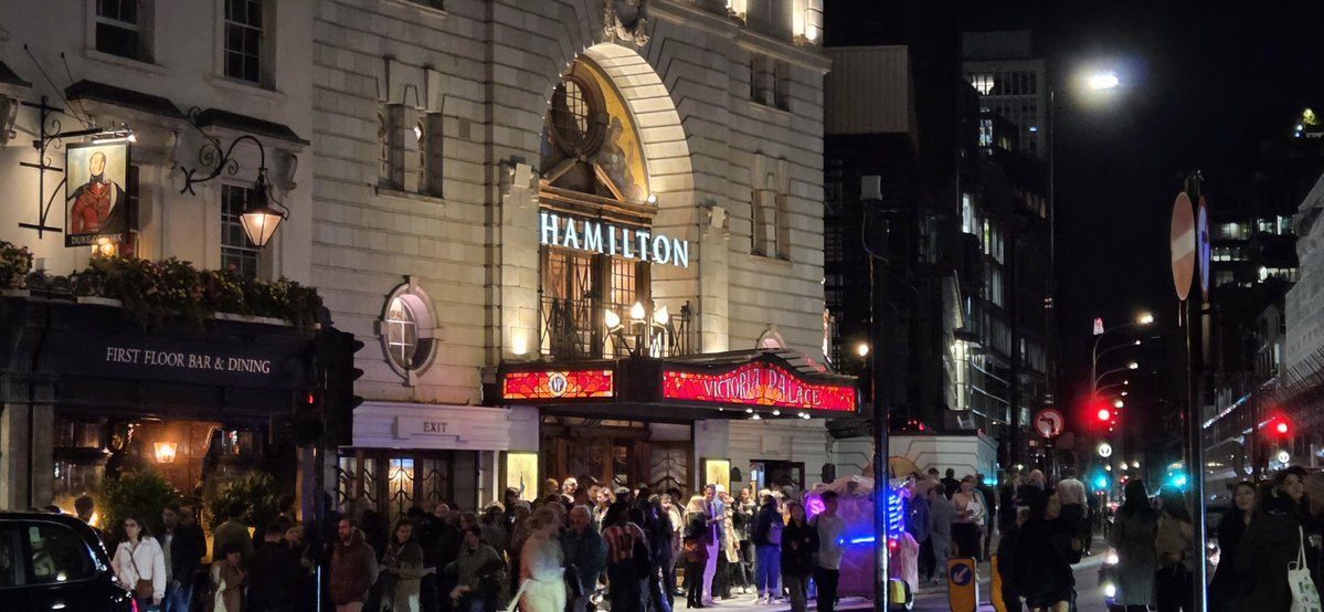 fitzyok's tweet photo. Lá tirim le tréimhsí gréine i Londain inniu(dry with sunny spells). Roinnt siopadóireachta déanta(some shopping done😉). Ceóldráma staire #HamiltonMusical ar fheabhas(excellent). Cúpla deoch(🍺🍹). Sláinte agus oíche mhaith a cháirde(🍻😴).
#365daysofGaeilge
#365daysofwalking https://t.co/mgw0vRD9pb