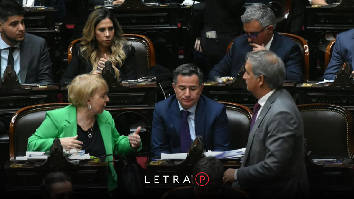 Letra_P's tweet photo. LUEGO DEL FALLO DE LA CORTE 🚨 El Gobierno negocia con aliados eliminar el artículo del DNU 70/23 que derogó la ley de tierras

Busca cerrar el debate borrando el apartado 154 del megadecreto

✍�� @mauriCanta https://t.co/lY3UJ7lXUo