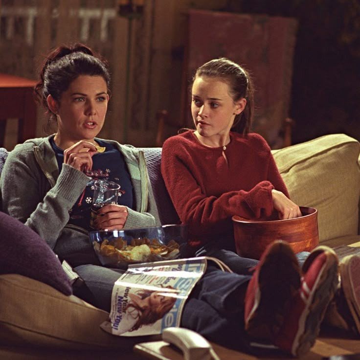 justaida00's tweet photo. Gilmore Girls یکی از سریال های مورد علاقمه و یه جورایی comfort show من هست ولی یه چیزی که درمورد این سریال رو مخمه شخصیت سازی این مادر و دختر هست که انگار همش واسه male gaze هست
تو فیلم این دوتا روزی ۱۲ وعده غذایی میخورن لورالای آشپزی نمیکنه پس همیشه از بیرون فست فود و  1/ https://t.co/w3pVaRnE6f