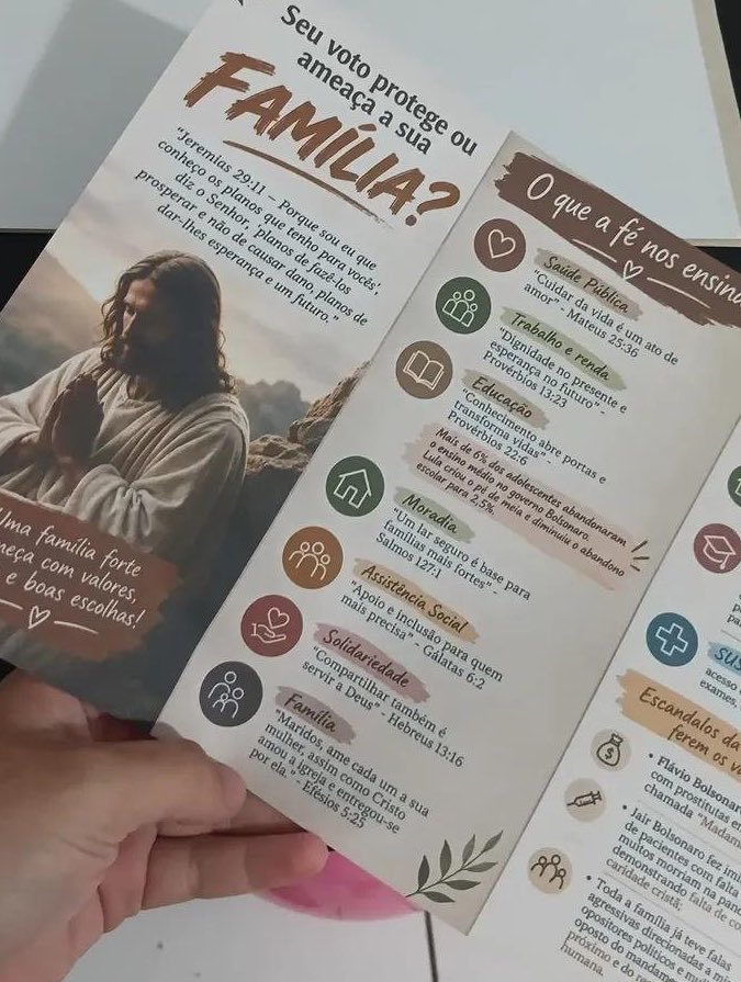 poponze's tweet photo. GENIAL! Eleitores de Lula começam a distribuir panfletos no mesmo formato dos entregues por igrejas evangélicas. https://t.co/PJxotmaOxL