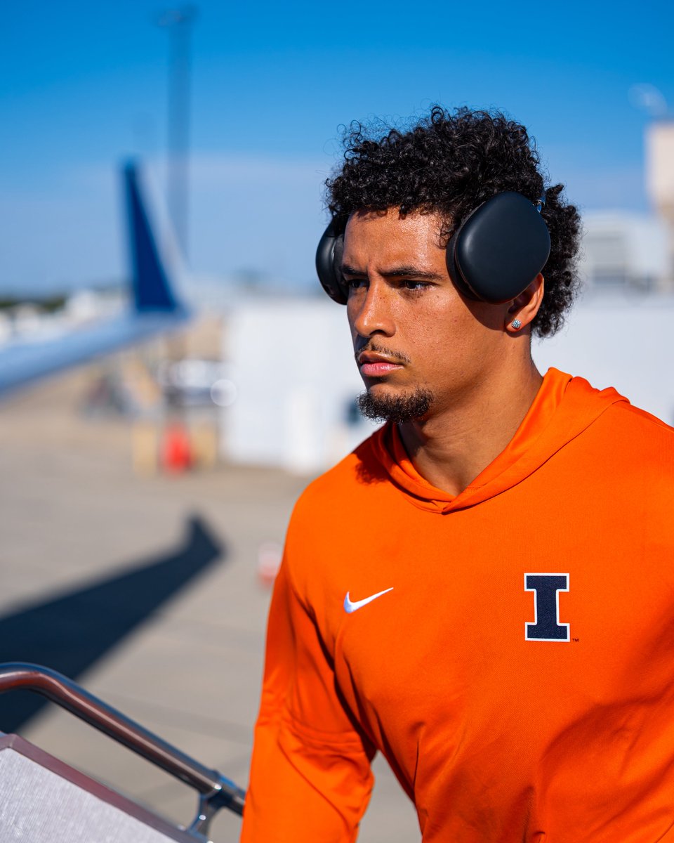 IlliniFootball's tweet photo. Wheels up. https://t.co/H52DKWs02p