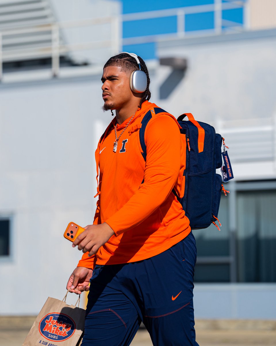IlliniFootball's tweet photo. Wheels up. https://t.co/H52DKWs02p