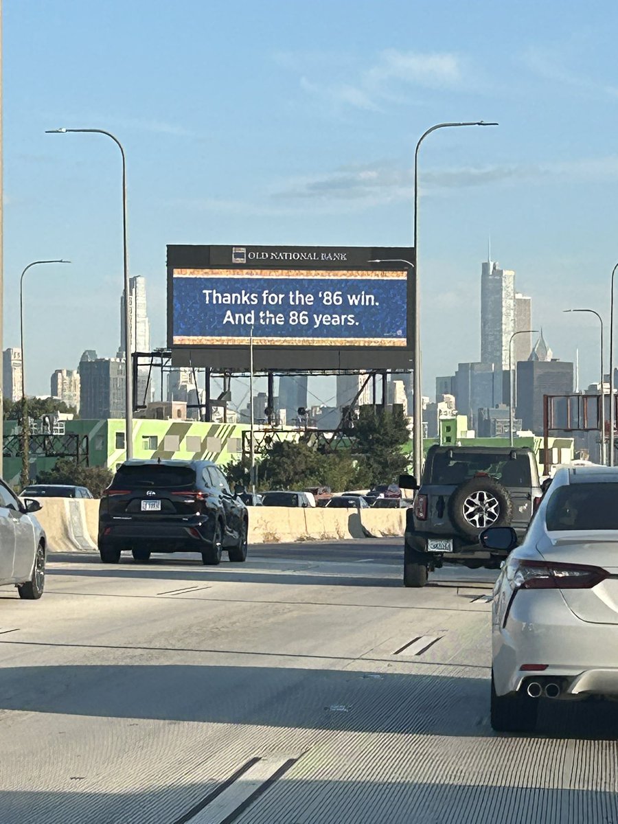 mdwojak94's tweet photo. Billboard along the Kennedy Expressway in Chicago honoring #Bears Hall of Fame coach and player Mike Ditka on Friday. https://t.co/Ngy7qit5ut