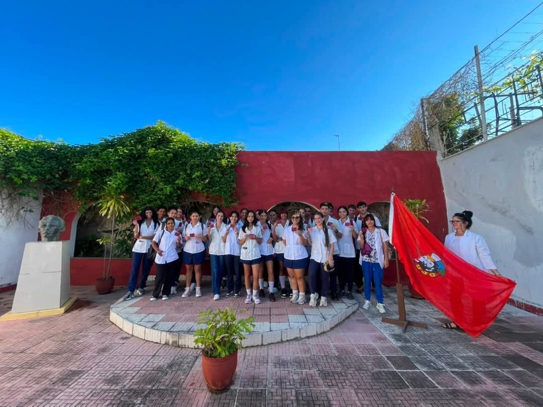 APSMayabeque's tweet photo. La mañana se engalanó hoy en la Facultad de Ciencias Médicas con la entrega de del carnets de la Federación Estudiantil universitaria a los futuros profesionales de la salud, "Bienvenidos futuros Galenos".#CubaporlaViva https://t.co/w4P8zRM1nn