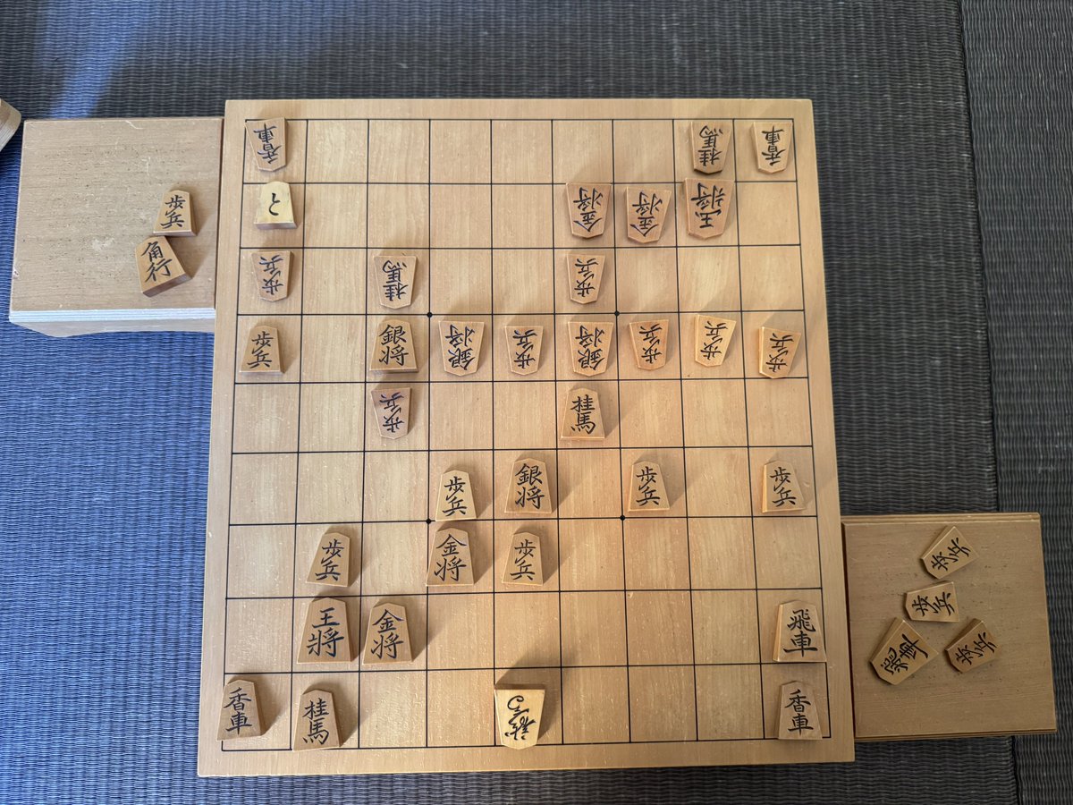 jisyoukai's tweet photo. 今日の早朝棋譜並べ図は後手の羽生竜王が53の歩を△54歩とした所

遅すぎるような気がしたけど、これが間に合った
のちの進行を見て、ようやくこの方針が正しいとわかった
局面の急所を捉える力！
若き竜王やっぱすごい！

#棋譜並べ
#1990年11月13日 https://t.co/3SPpzvGoVH