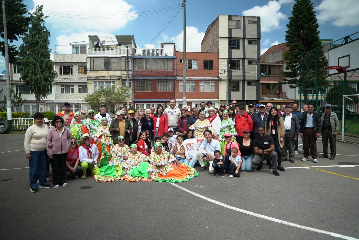 GobiernoBTA's tweet photo. 1/5 🧵 | ¡En Fontibón seguimos transformando los barrios con obras que mejoran la vida de la gente con #ObraLocal!

Hoy entregamos los parques Villa Carmenza y La Cabañita, dos espacios renovados para el encuentro, la recreación y el disfrute de las familias. https://t.co/xEirQOSaqj
