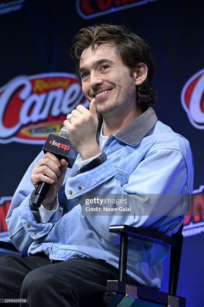 bluemingdaisy's tweet photo. austin’s new pics from today’s nycc event he’s so gigglyyyy arfgggh woorf https://t.co/HnRpVej45i