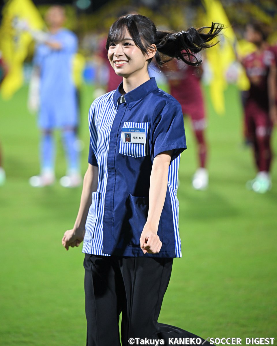 weeklysd's tweet photo. 📸フォトギャラリー📸
始球式・トークショーなどで柏の夜を華やかに彩った櫻坂46の松本和子を特集！

👉https://t.co/bdO3l4pWs4

#ローソン #櫻坂46 #松本和子
#Jリーグ #柏レイソル #ヴィッセル神戸 https://t.co/zrfAoVbPpk