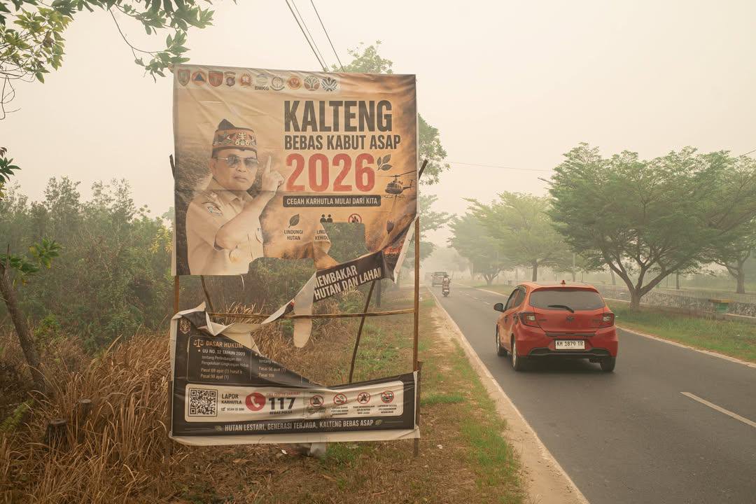 xClaudyastev's tweet photo. selamat pagi dari palangkaraya, kalimantan tengah.

selama seminggu ini udara palangkaraya sangat berbahaya, kabut asap pekat bahkan kekuningan seminggu ini adalah pemandangan biasa.gak tau apa strategi pemda untuk menanggulangi asap KARHUTLA ini. https://t.co/oGp17aq8DW
