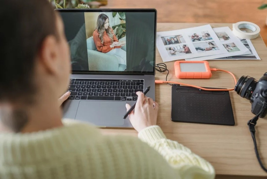 ZorzStudios's tweet photo. Before you let #AIEdit your photos, you need to know this: https://t.co/MbgZrp9GeX
#AlysaGavilan #AIPhotoEditing #software #authenticity #ArtisticVision #privacy #DataSecurity #workflow #PostProcessing https://t.co/tg6b8DO9yh
