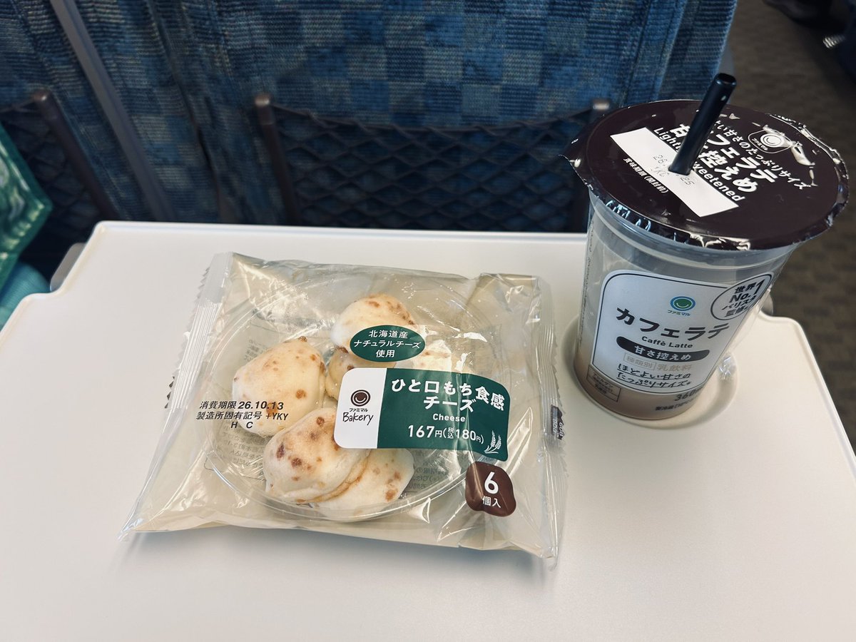 yulucky_touchin's tweet photo. 確か朝ごはんは食べてきたはず😁
こちらは朝のおやつ☕️
#山陽新幹線 https://t.co/jqQnzfnpTQ