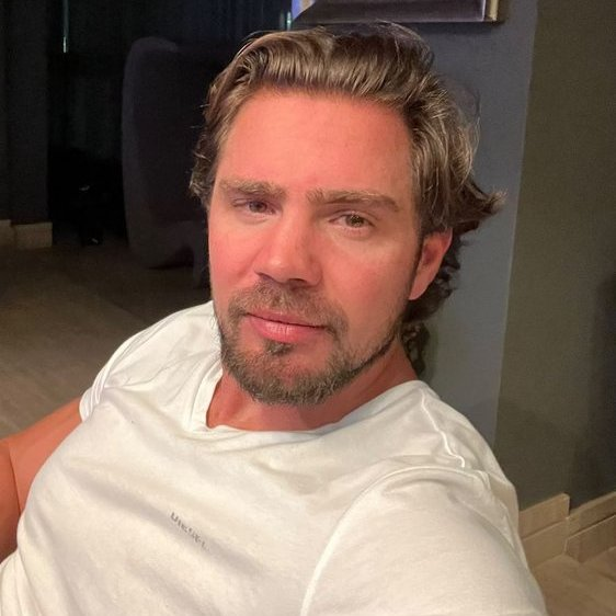republiqueBRA's tweet photo. 🪩 🇷🇺 Mensagens mostram que Daniel Vorcaro combinou, em janeiro de 2024, de levar um grupo de russos com preferência por “morenas” a uma “baguncinha”, após reunião no Banco Master:

Auxiliar: “Precisava levar os caras pra jantar dia 7 e fazer uma baguncinha. Depois teremos as portas abertas no Kremlin”.

DV: “Bora. Deixa comigo. Wine Russia Bar”.

Auxiliar: “Pôr as morenas pra eles, que eles gostam mais… E deixam as loiras pra nós kkkkk” (sic).

DV: “Vou pôr umas seis negonas hahahah” (sic).