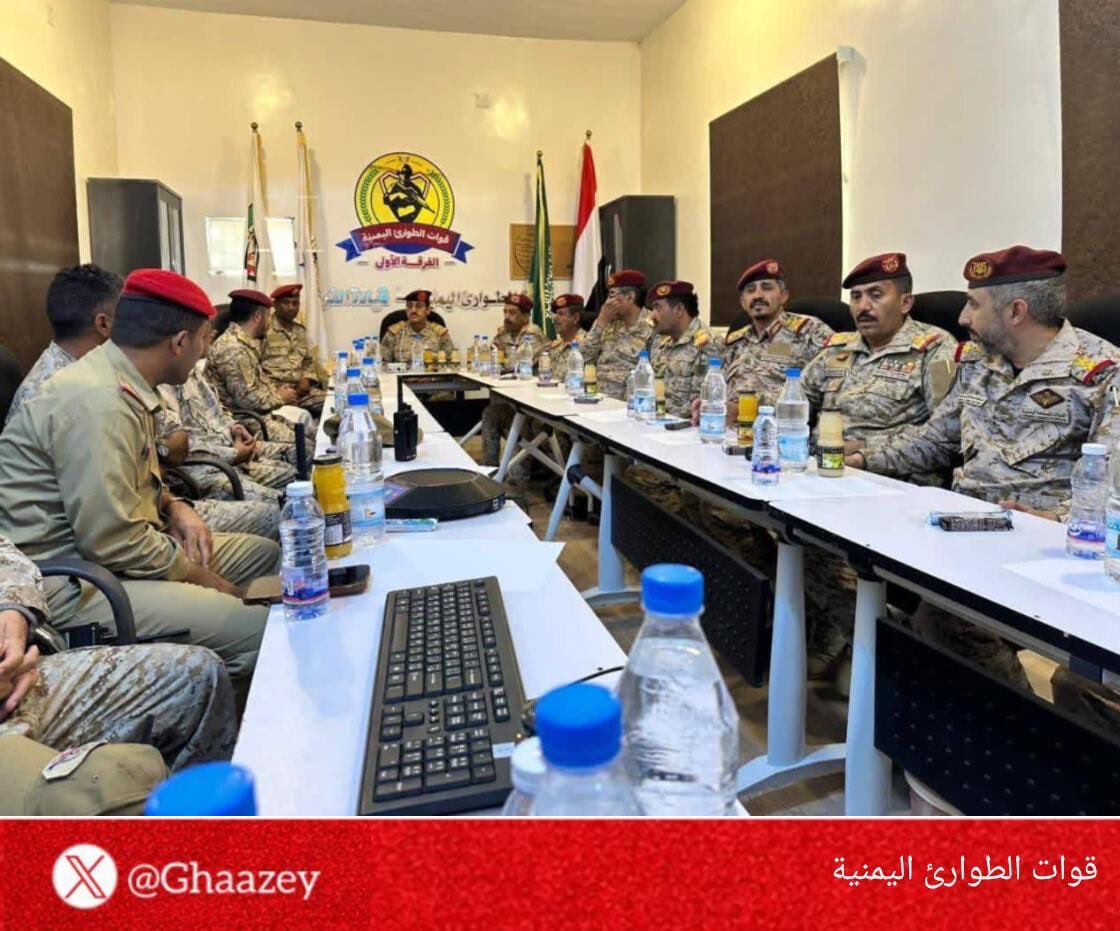 Ghaazey's tweet photo. 🚨 من هي القوات والتشكيلات العسكرية اليمنية التي تقاتل الحوثيين في عملية #فجر_اليمن ؟

«إندبندنت عربية»

📌  يتوزع  الجيش اليمني على 7 مناطق عسكرية تغطي جبهات القتال في عدة محافظات.

📌 درع الوطن: يقودها اللواء بسام محضار الصانبي، ويُقدر قوامها بـ45 ألف مقاتل، ومقرها قاعدة العند الجوية بلحج، وتنتشر في عدة محافظات.

📌 قوات الطوارئ: تضم 6 فرق و22 لواءً بنحو 35 ألف مقاتل، وترتبط بالقوات المشتركة بقيادة #السعودية وبرز دورها في #الجوف.

📌 ألوية العمالقة: يقودها عضو مجلس القيادة الرئاسي أبو زرعة المحرمي، ويُقدر قوامها بـ12 ألف مقاتل، وقاتلت الحوثيين في جنوب #اليمن والساحل الغربي وشبوة ومأرب.

📌 المقاومة الوطنية: يقودها عضو مجلس القيادة الرئاسي طارق محمد عبدالله صالح، ومقرها المخا، وتقاتل الحوثيين منذ 2017، وقدّر قوامها سابقًا بـ3 إلى 10 آلاف عنصر.

📌 المقاومة التهامية: يقودها اللواء زايد منصر، وتضم 8 ألوية، وأُعلنت قوة مستقلة ماليًا وإداريًا وعملياتيًا في سبتمبر الماضي، وتقاتل الحوثيين بالساحل الغربي.

📌 التشكيلات المناهضة للحوثيين: تشمل أيضًا وحدات أمنية وقوات شعبية وقبلية، تتوزع مهامها على جبهات مختلفة ضمن العمليات العسكرية.