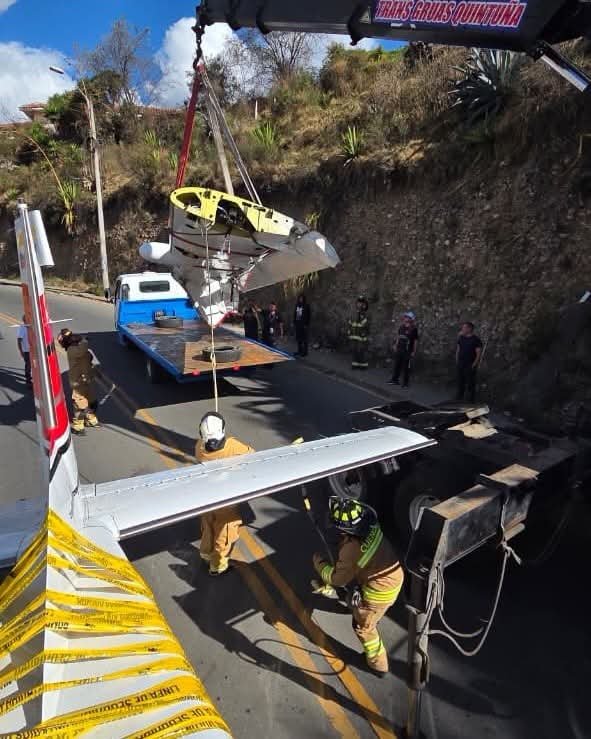NuevoTiempoCue's tweet photo. ‼️#ATENCIÓN | Bomberos Cuenca informa que apoya en el retiro de la avioneta accidentada en el sector de Milchichig este viernes. Las labores continuarán en los días siguientes hasta retirar toda la aeronave. https://t.co/gKUa0S0blZ