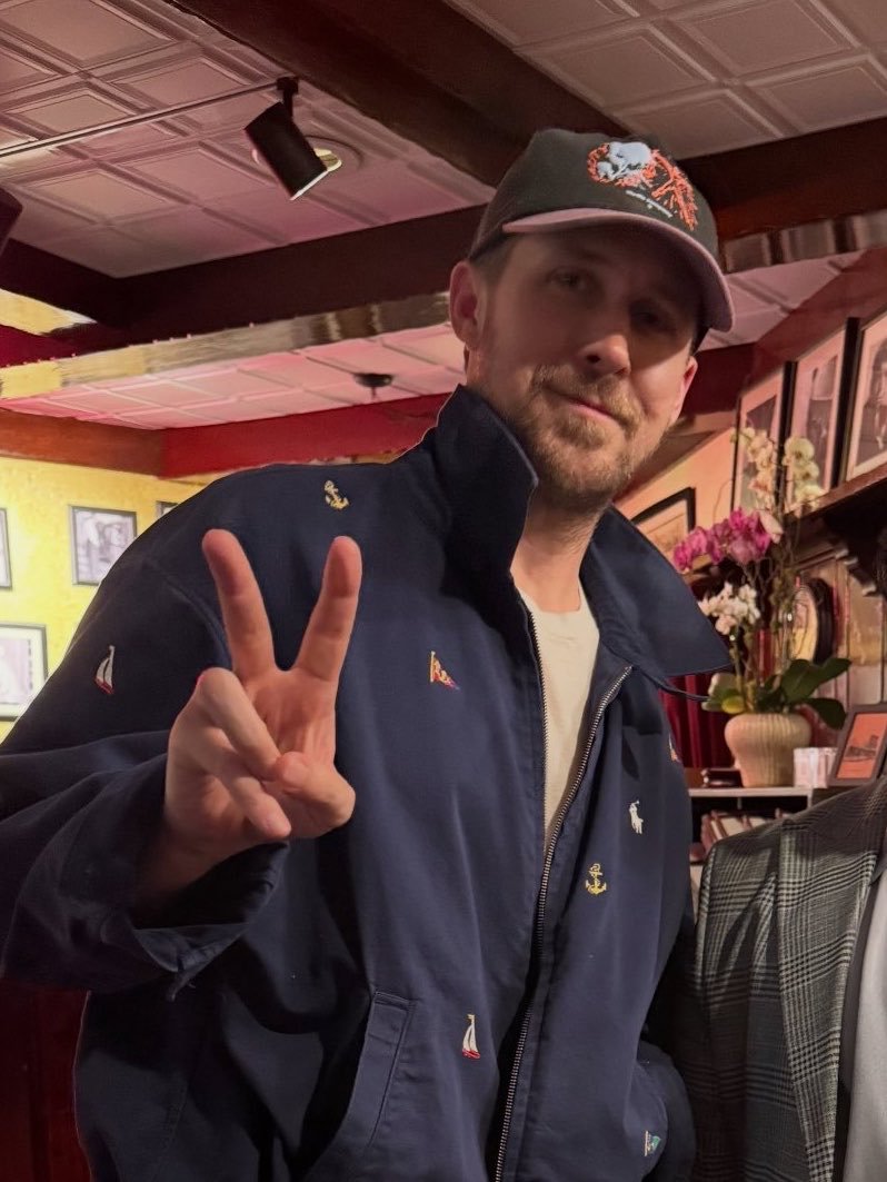 MarchsMoustache's tweet photo. The popped collar. Peace sign. Short hair. Beard. Cheeks. Eyes. Hat. I'm— 

*dies* https://t.co/rKoX9b8GWa
