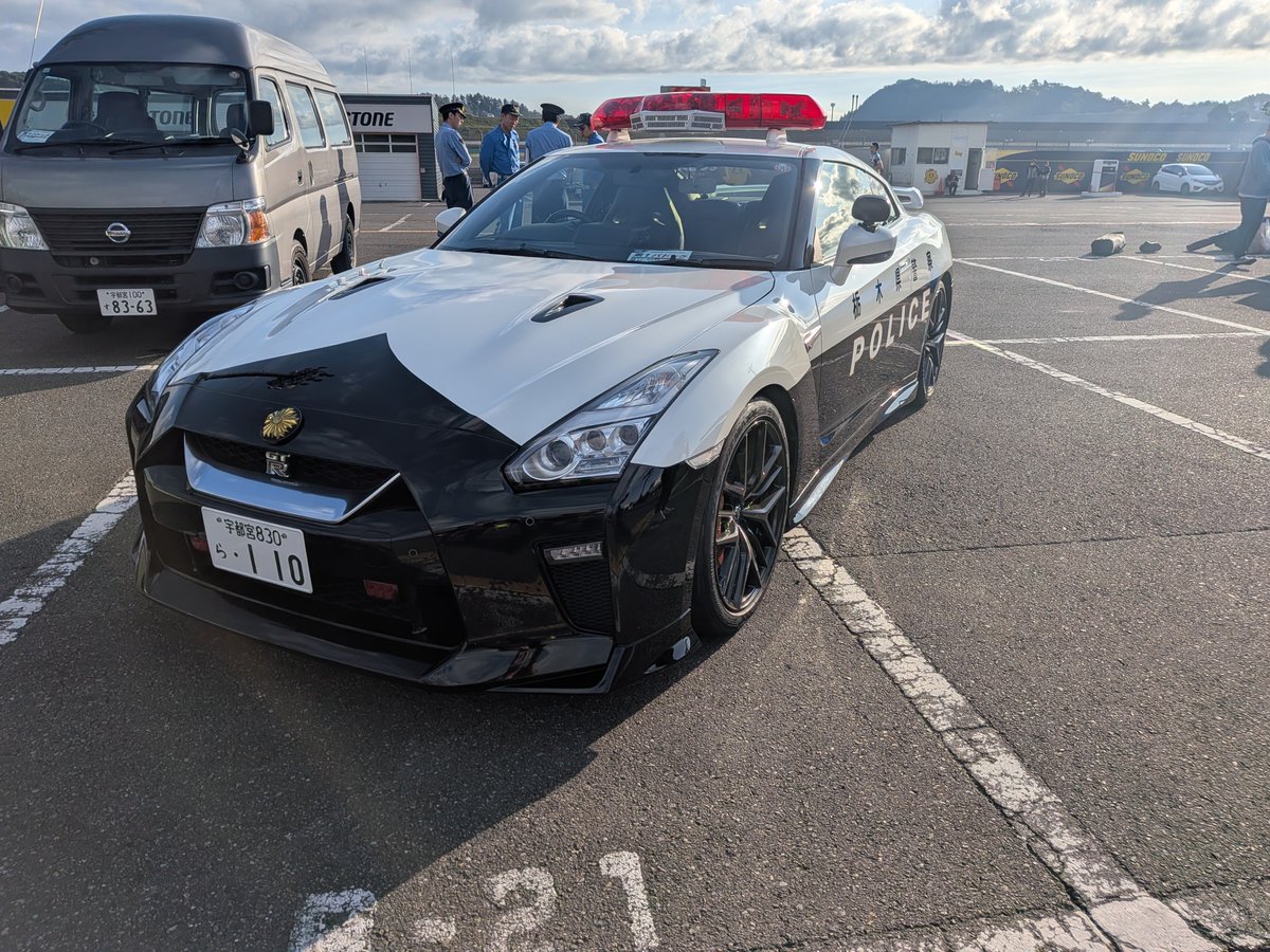 miopyon1341's tweet photo. R35の警察車両を生で見れて感激 https://t.co/bElzk5Mi2C