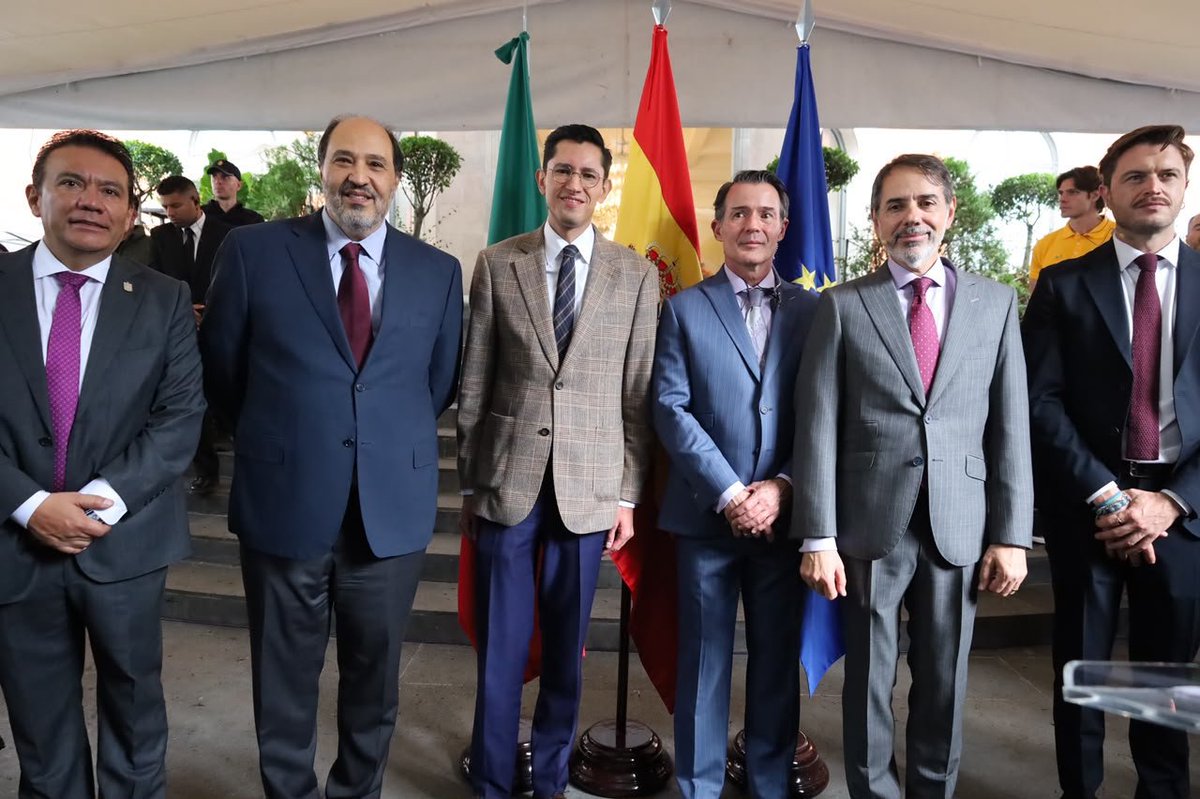 SRE_mx's tweet photo. Esta tarde, el secretario Roberto Velasco (@r_velascoa) participó en la conmemoración del Día Nacional de España, junto al embajador Juan Duarte Cuadrado (@EmbEspMex) y el jefe de la Oficina de la Presidencia, Lázaro Cárdenas.

En el encuentro destacó el diálogo que la presidenta Claudia Sheinbaum ha sostenido con el rey Felipe VI y el presidente Pedro Sánchez, así como la sólida relación económica que sitúa a España como el segundo inversionista extranjero en México y nuestro segundo socio comercial en Europa.

También subrayó el legado cultural y académico de los exiliados republicanos: “Decenas de miles de españoles encontraron en México a un país que los integró como parte de su propia historia”.

🇲🇽🇪🇸