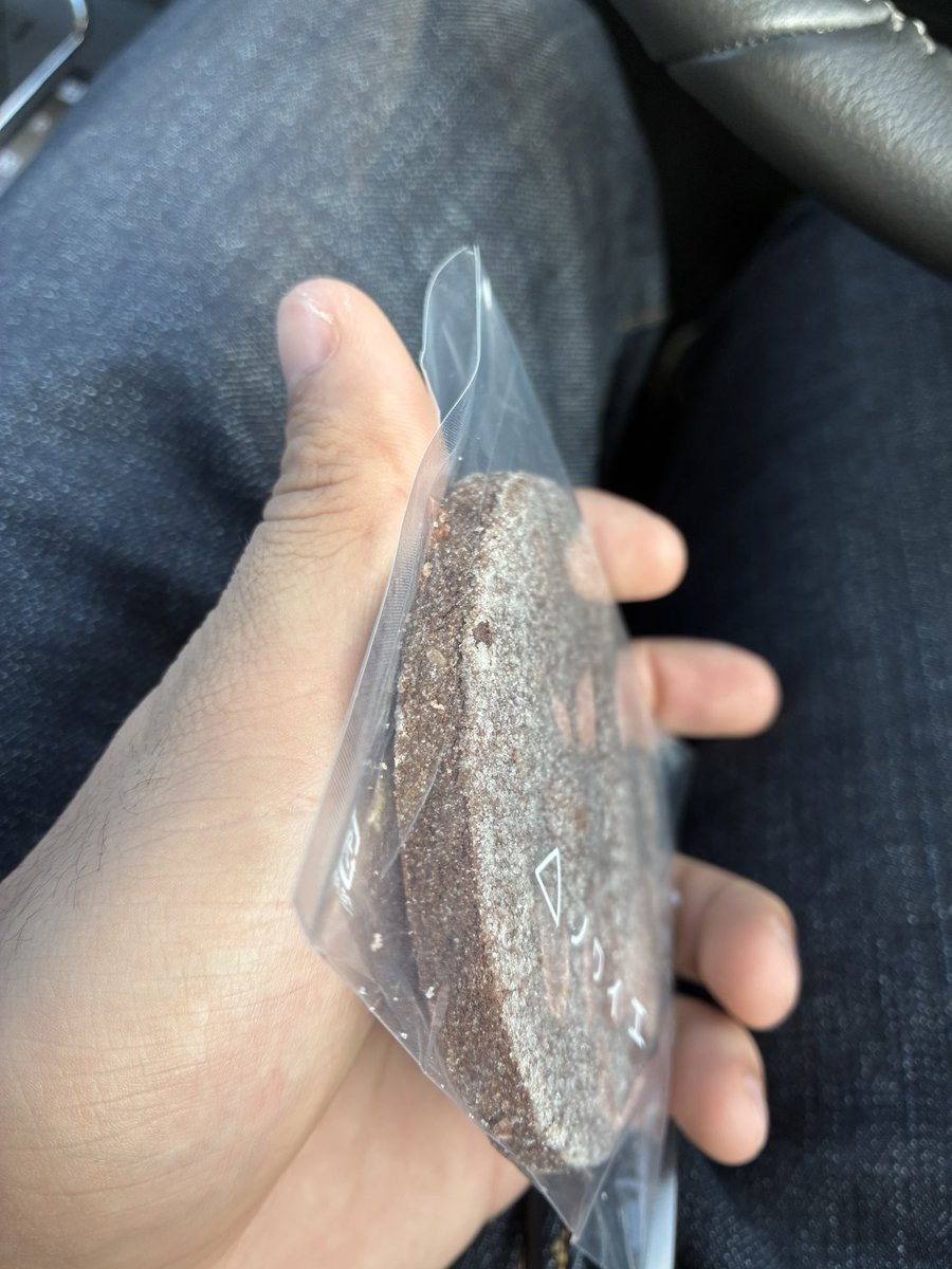 PTKS_MELT's tweet photo. 親にカロリー爆弾渡されたんだけど
この薄さで500カロリーはバグ。 https://t.co/8SCXCjB6Jn