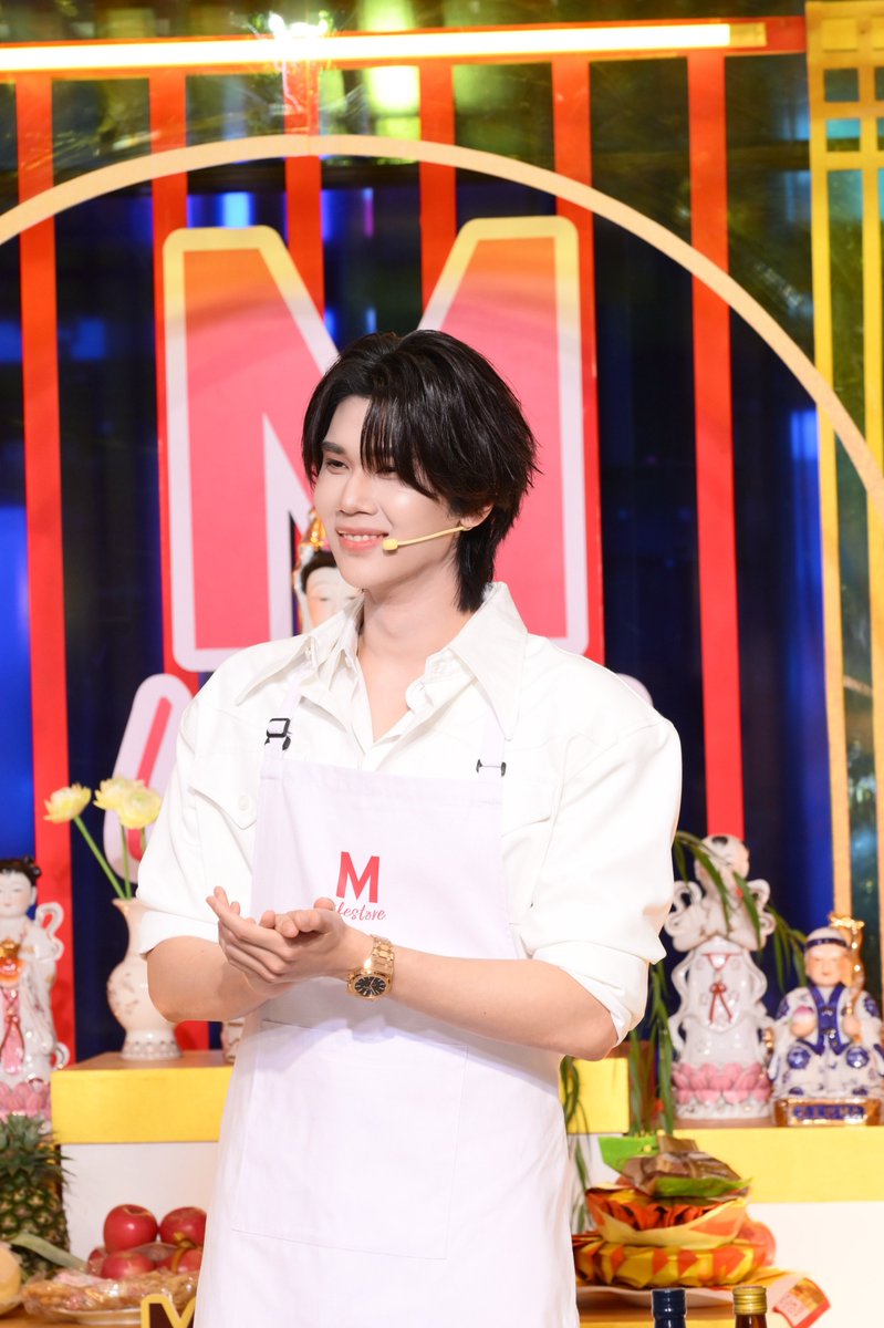 _24News_'s tweet photo. ดัง ณัฎฐ์ฐชัย – เชฟเทียน เทียนชัย ร่วมรังสรรค์เมนูเจสุดพิเศษ  พร้อมชวนสัมผัสบรรยากาศแห่งความอร่อย ในงาน “เดอะมอลล์ไลฟ์สโตร์ ���ทสต์ ออฟ เจ”

#dunknatachai #TheMallKorat
#TheMallLifestoreTasteofJ #TheMallGroup #TheMallLifestore   #TheMallBangkaexDunk #เดอะมอลล์โคราช #เทศกาลอาหารเจ #เดอะมอลล์ไลฟ์สโตร์  #กูร์เมต์มาร์เก็ต #กูร์เมต์อีทส์ #กินเจ2569

เดอะมอลล์ กรุ๊ป เดินหน้าต่อยอดยุทธศาสตร์ Food Destination  ร่วมกับ กระทรวงวัฒนธรรม, บริษัท ไทยประกันชีวิต จำกัด (มหาชน), บริษัทแอดวานซ์ อินโฟร์ เซอร์วิส จำกัด (มหาชน) , ธนาคารกรุงเทพ จำกัด มหาชน สืบสานประเพณีกินเจ จัดงาน "THE MALLL LIFESTORE TASTE OF J 2026 (เดอะมอลล์ไลฟ์สโตร์ เทสต์ ออฟ เจ) ” ปีที่ 27 ภายใต้คอนเซ็ปต์ "TASTE OF J" ยกความอร่อยจาก 4 ย่านกินเจต้นตำรับของไทย ทั้ง เยาวราช ตลาดน้อย ตลาดพลู และภูเก็ต มาไว้ใจกลางห้างฯ เพื่อตอบโจทย์ผู้บริโภคที่มองหาอาหารเจคุณภาพ ควบคู่การสร้างประสบการณ์ กิน ช้อป และเสริมสิริมงคลในช่วงเทศกาล ตั้งแต่วันนี้ -18 ตุลาคม 2569 ที่ เดอะมอลล์ไลฟ์สโตร์  บางแค และวันที่ 10–18 ตุลาคม 2569 ที่ เดอะมอลล์ไลฟ์สโตร์ ทุกสาขา,เดอะมอลล์ โคราช, กูร์เมต์ มาร์เก็ต และกูร์เมต์ อีทส์ ทุกสาขา

พิธีเปิดงานจัดขึ้นอย่างยิ่งใหญ่ ที่ M GRAND HALL ชั้น G เดอะมอลล์ไลฟ์สโตร์ บางแค โดยได้รับเกียรติจาก คุณเพชรรัตน์ สายทอง หัวหน้าผู้ตรวจราชการกระทรวงวัฒนธรรม เป็นประธานเปิดงาน พร้อมด้วย ดร. คฑา ชินบัญชร มาร่วมนำ���ิธีไหว้สักการะ องค์พระโพธิสัตว์กวนอิม เพื่อเป็นสิริมงคลก่อนกินเจ รวมถึงการรังสรรค์เมนูเจ “พาสต้าครีมเห็ดกานาฉ่าย” โดย เชฟเทียน - เทียนชัย พีรพงศธร เซฟฝีมือดีจากรายการ MasterChef The Professionals Thailand เจ้าของร้าน Twist และพระเอกสุดฮ็อต ดัง-ณัฎฐ์ฐชัย ที่จะมาส่งมอบประสบการณ์อาหารเจสู่คนรุ่นใหม่ 

งาน “THE MALL LIFESTORE TASTE OF J 2026” ที่จัดขึ้น สะท้อนถึงความตั้งใจของ เดอะมอลล์ กรุ๊ป ในการสืบสานเทศกาล��ินเจ ซึ่งนับว่าเป็นวัฒนธรรมที่ต่อเนื่องมาอย่างยาวนาน  อีกทั้งยังตอกย้ำความเป็นผู้นำด้านการจัดเทศกาลกินเจ มากกว่า 2 ทศวรรษ ตลอด 27 ปี โดย เดอะมอลล์ กรุ๊ป มุ่งยกระดับการจัดงานนี้ให้เป็นประสบการณ์ที่เข้าถึงผู้บริโภคยุคใหม่ ที่รวมพลังแห่งบุญและรสชาติระดับตำนานไว้ในที่เดียว โดยผสานทั้งเรื่องอาหาร วัฒนธรรม และก��รทำบุญแบบครบครัน เพื่อตอบโจทย์ทุกคนที่มองหาอาหารเจคุณภาพ ควบคู่การสร้างประสบการณ์ กิน ช้อป และเสริมสิริมงคลในช่วงเทศกาล

โดยความพิเศษของการจัดงานในปีนี้ คือการรวบรวมร้านอาหารเจ จาก 4 ย่านต้นตำรับ ประกอบด้วย 
J Heritage – เยาวราช ซึ่งสะท้อนมรดกทางวัฒนธรรมอาหารจีนดั้งเดิม, J Roots – ตลาดน้อย ที่โดดเด่นด้วยสูตรอาหารครอบครัวและเมนูหาทานยาก, J Street Taste – ตลาดพลู ที่นำเสนออาหารร���มทางยอดนิยมในรูปแบบเจ และ J Culture – ภูเก็ต ซึ่งสะท้อนวัฒนธรรมการถือศีลกินผักอันเป็นเอกลักษณ์ของภาคใต้ รวมทั้งยังมีเมนู          หารับประทานได้เฉพาะช่วงเทศกาลและเมนูพิเศษที่รังสรรค์ขึ้นสำหรับงานนี้โดยเฉพาะ 
นอกจากนี้ Gourmet Eats เดอะมอลล์ กรุ๊ป ยังได้รวบรวมร้านอาหารเจในตำนานและร้านดังจาก 
ทั่วประเทศเข้ามาเสริมความแข็งแกร่งด้าน Food Destination ขณะที่ Gourmet Market ยังคงตอกย้ำบทบาทผู้นำด��าน Food Retail Premium ด้วยการคัดสรรวัตถุดิบเจคุณภาพ วัตถุดิบท้องถิ่น สินค้า Plant-Based และอาหารพร้อมรับประทาน เพื่อตอบโจทย์ทั้งกลุ่มผู้บริโภคที่ประกอบอาหารเองและกลุ่มที่ต้องการความสะดวก

ร่วมสัมผัสประสบการณ์ “ย่านเทศกาลเจ” ในงาน THE MALL LIFESTORE TASTE OF J 2026 ระหว่างวันที่ 9-18 ตุลาคม 2569 ณ เดอะมอลล์ไลฟ์สโตร์ บางแค และวันที่ 10-18 ตุลาคม 2569 ณ เดอะมอลล์ไลฟ์สโตร์ทุกสาขา เดอะมอลล์ โคราช กูร์เมต์ มาร์เก็ต และกูร์เมต์ อีทส์ ทุกสาขา ติดตามรายละเอียดเพิ่มเติมได้ที่ Facebook : The Mall Group