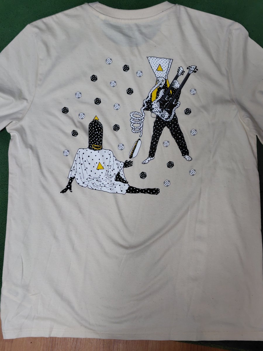 youpicon's tweet photo. アンジーヌドポワトリーヌTシャツやっと届いた！めっちゃかわいい！
でも、もうバックプリントは上着で見えない季節になってしまったよ https://t.co/v1k58ZrTHe