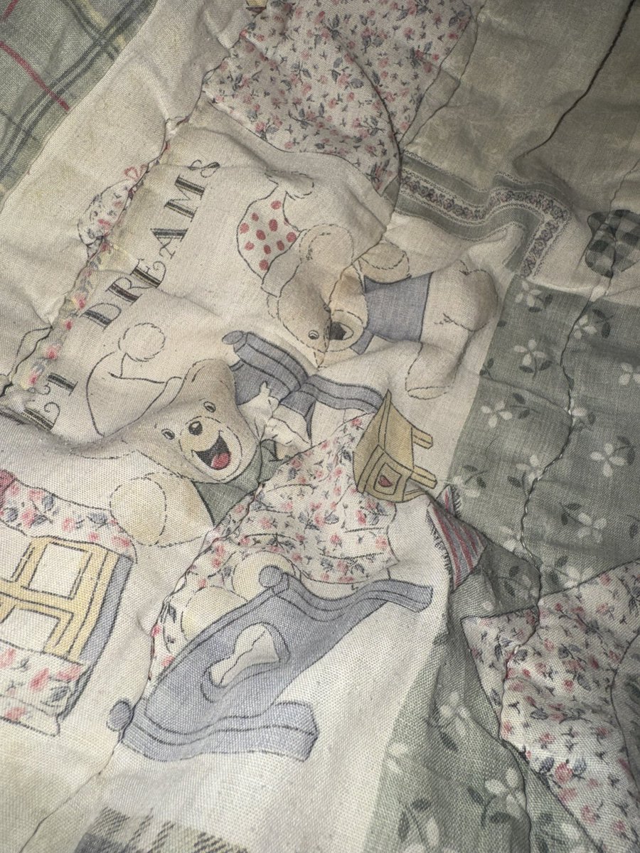polarbeeru's tweet photo. Je jette une bouteille à la mer de fou, mais voici mon doudou, c’est ma gigoteuse de quand j’étais bébé et je l’ai utilisée en doudou toute ma vie, j’aimerai savoir si qqn arriverait à me trouver le modèle original ( en bon état ), à vendre ou juste une photo 🥹 merci beaucoup! https://t.co/fwmRQdHHv1