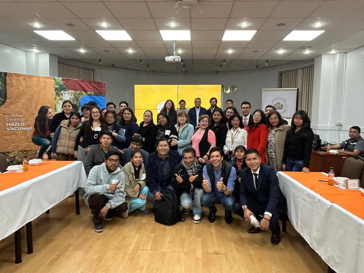 SaludDeportesBo's tweet photo. El Ministerio de #Salud, junto al @SEDES_La_Paz  y el Gobierno Autónomo Municipal de La Paz, con el apoyo de @UNICEFBolivia, capacitó a cerca de 40 periodistas, para combatir la desinformación y promover información confiable sobre la vacunación. https://t.co/1F0GIm1wPC