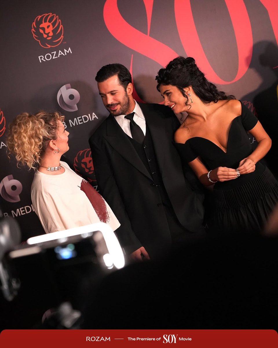Y_Eliza13's tweet photo. Tridente 💥 todavía me sigo preguntando de qué estarían hablando 😁 estaban muy concentrados en su platica #TubaBüyüküstün #Soy https://t.co/aXsKar4EiC