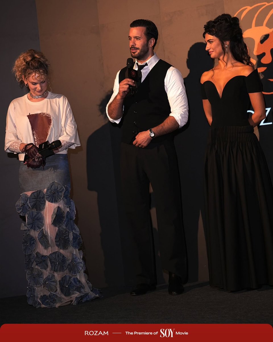 Y_Eliza13's tweet photo. Tridente 💥 todavía me sigo preguntando de qué estarían hablando 😁 estaban muy concentrados en su platica #TubaBüyüküstün #Soy https://t.co/aXsKar4EiC
