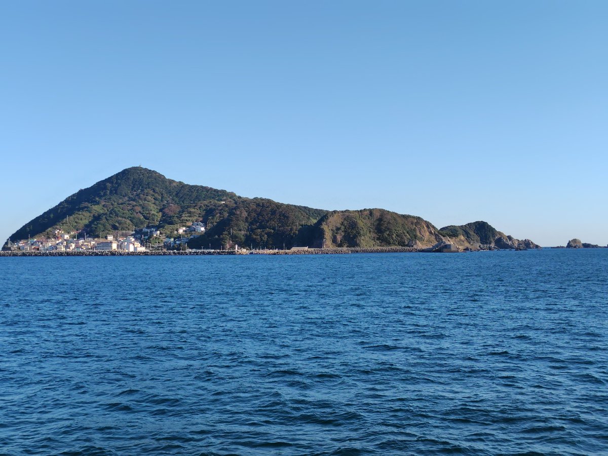 usuki4488's tweet photo. １０月１０日は、島の日、トマトの日、まぐろの日などの記念日があります。
島の日と言うことで、今までに行ったことのある島の写真です。
江の島岩屋（神奈川県藤沢市）
太平記の里の西ノ島（島根県隠岐)
伊勢湾にある神島（三重県鳥羽市)
佐渡ヶ島両津港（新潟県佐渡市） https://t.co/y9xudjRC2v