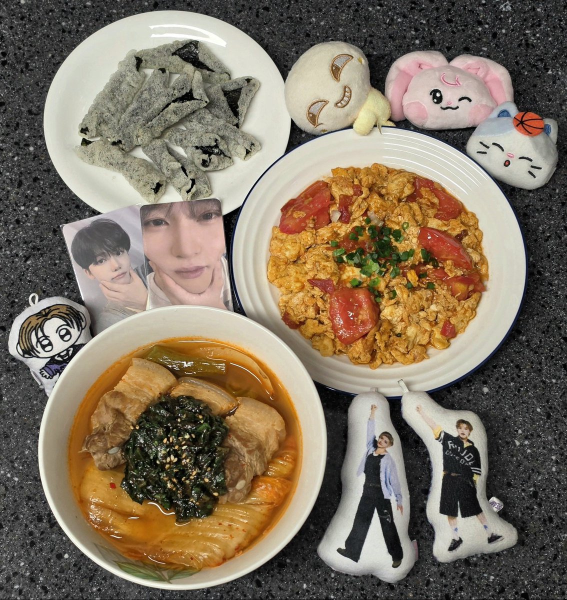 7xxxxxle's tweet photo. #아돌테레시피 #IDOLSTABLE #MnetPlus_Original
#재민 🍚 #천러 🍅

너무 너무 맛있어요!! 😋😍
김치찜과 토달볶 자체만으로도 정말 맛있었는데 킥과 함께 먹으니 더 먹는 맛도 있고 맛있었어요!
다음엔 사테 소스랑 핫소스도 구해와서 같이 먹어 보려고요 😁
앞으로도 본방 사수 하겠습니다 💚💚 https://t.co/HcdQtMMsyB