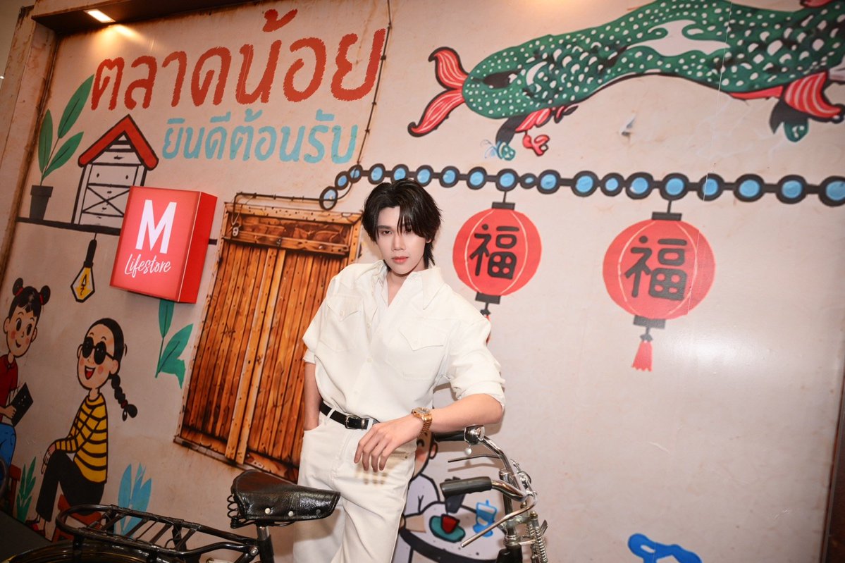 _24News_'s tweet photo. ดัง ณัฎฐ์ฐชัย – เชฟเทียน เทียนชัย ร่วมรังสรรค์เมนูเจสุดพิเศษ  พร้อมชวนสัมผัสบรรยากาศแห่งความอร่อย ในงาน “เดอะมอลล์ไลฟ์สโตร์ ���ทสต์ ออฟ เจ”

#dunknatachai #TheMallKorat
#TheMallLifestoreTasteofJ #TheMallGroup #TheMallLifestore   #TheMallBangkaexDunk #เดอะมอลล์โคราช #เทศกาลอาหารเจ #เดอะมอลล์ไลฟ์สโตร์  #กูร์เมต์มาร์เก็ต #กูร์เมต์อีทส์ #กินเจ2569

เดอะมอลล์ กรุ๊ป เดินหน้าต่อยอดยุทธศาสตร์ Food Destination  ร่วมกับ กระทรวงวัฒนธรรม, บริษัท ไทยประกันชีวิต จำกัด (มหาชน), บริษัทแอดวานซ์ อินโฟร์ เซอร์วิส จำกัด (มหาชน) , ธนาคารกรุงเทพ จำกัด มหาชน สืบสานประเพณีกินเจ จัดงาน "THE MALLL LIFESTORE TASTE OF J 2026 (เดอะมอลล์ไลฟ์สโตร์ เทสต์ ออฟ เจ) ” ปีที่ 27 ภายใต้คอนเซ็ปต์ "TASTE OF J" ยกความอร่อยจาก 4 ย่านกินเจต้นตำรับของไทย ทั้ง เยาวราช ตลาดน้อย ตลาดพลู และภูเก็ต มาไว้ใจกลางห้างฯ เพื่อตอบโจทย์ผู้บริโภคที่มองหาอาหารเจคุณภาพ ควบคู่การสร้างประสบการณ์ กิน ช้อป และเสริมสิริมงคลในช่วงเทศกาล ตั้งแต่วันนี้ -18 ตุลาคม 2569 ที่ เดอะมอลล์ไลฟ์สโตร์  บางแค และวันที่ 10–18 ตุลาคม 2569 ที่ เดอะมอลล์ไลฟ์สโตร์ ทุกสาขา,เดอะมอลล์ โคราช, กูร์เมต์ มาร์เก็ต และกูร์เมต์ อีทส์ ทุกสาขา

พิธีเปิดงานจัดขึ้นอย่างยิ่งใหญ่ ที่ M GRAND HALL ชั้น G เดอะมอลล์ไลฟ์สโตร์ บางแค โดยได้รับเกียรติจาก คุณเพชรรัตน์ สายทอง หัวหน้าผู้ตรวจราชการกระทรวงวัฒนธรรม เป็นประธานเปิดงาน พร้อมด้วย ดร. คฑา ชินบัญชร มาร่วมนำ���ิธีไหว้สักการะ องค์พระโพธิสัตว์กวนอิม เพื่อเป็นสิริมงคลก่อนกินเจ รวมถึงการรังสรรค์เมนูเจ “พาสต้าครีมเห็ดกานาฉ่าย” โดย เชฟเทียน - เทียนชัย พีรพงศธร เซฟฝีมือดีจากรายการ MasterChef The Professionals Thailand เจ้าของร้าน Twist และพระเอกสุดฮ็อต ดัง-ณัฎฐ์ฐชัย ที่จะมาส่งมอบประสบการณ์อาหารเจสู่คนรุ่นใหม่ 

งาน “THE MALL LIFESTORE TASTE OF J 2026” ที่จัดขึ้น สะท้อนถึงความตั้งใจของ เดอะมอลล์ กรุ๊ป ในการสืบสานเทศกาล��ินเจ ซึ่งนับว่าเป็นวัฒนธรรมที่ต่อเนื่องมาอย่างยาวนาน  อีกทั้งยังตอกย้ำความเป็นผู้นำด้านการจัดเทศกาลกินเจ มากกว่า 2 ทศวรรษ ตลอด 27 ปี โดย เดอะมอลล์ กรุ๊ป มุ่งยกระดับการจัดงานนี้ให้เป็นประสบการณ์ที่เข้าถึงผู้บริโภคยุคใหม่ ที่รวมพลังแห่งบุญและรสชาติระดับตำนานไว้ในที่เดียว โดยผสานทั้งเรื่องอาหาร วัฒนธรรม และก��รทำบุญแบบครบครัน เพื่อตอบโจทย์ทุกคนที่มองหาอาหารเจคุณภาพ ควบคู่การสร้างประสบการณ์ กิน ช้อป และเสริมสิริมงคลในช่วงเทศกาล

โดยความพิเศษของการจัดงานในปีนี้ คือการรวบรวมร้านอาหารเจ จาก 4 ย่านต้นตำรับ ประกอบด้วย 
J Heritage – เยาวราช ซึ่งสะท้อนมรดกทางวัฒนธรรมอาหารจีนดั้งเดิม, J Roots – ตลาดน้อย ที่โดดเด่นด้วยสูตรอาหารครอบครัวและเมนูหาทานยาก, J Street Taste – ตลาดพลู ที่นำเสนออาหารร���มทางยอดนิยมในรูปแบบเจ และ J Culture – ภูเก็ต ซึ่งสะท้อนวัฒนธรรมการถือศีลกินผักอันเป็นเอกลักษณ์ของภาคใต้ รวมทั้งยังมีเมนู          หารับประทานได้เฉพาะช่วงเทศกาลและเมนูพิเศษที่รังสรรค์ขึ้นสำหรับงานนี้โดยเฉพาะ 
นอกจากนี้ Gourmet Eats เดอะมอลล์ กรุ๊ป ยังได้รวบรวมร้านอาหารเจในตำนานและร้านดังจาก 
ทั่วประเทศเข้ามาเสริมความแข็งแกร่งด้าน Food Destination ขณะที่ Gourmet Market ยังคงตอกย้ำบทบาทผู้นำด��าน Food Retail Premium ด้วยการคัดสรรวัตถุดิบเจคุณภาพ วัตถุดิบท้องถิ่น สินค้า Plant-Based และอาหารพร้อมรับประทาน เพื่อตอบโจทย์ทั้งกลุ่มผู้บริโภคที่ประกอบอาหารเองและกลุ่มที่ต้องการความสะดวก

ร่วมสัมผัสประสบการณ์ “ย่านเทศกาลเจ” ในงาน THE MALL LIFESTORE TASTE OF J 2026 ระหว่างวันที่ 9-18 ตุลาคม 2569 ณ เดอะมอลล์ไลฟ์สโตร์ บางแค และวันที่ 10-18 ตุลาคม 2569 ณ เดอะมอลล์ไลฟ์สโตร์ทุกสาขา เดอะมอลล์ โคราช กูร์เมต์ มาร์เก็ต และกูร์เมต์ อีทส์ ทุกสาขา ติดตามรายละเอียดเพิ่มเติมได้ที่ Facebook : The Mall Group