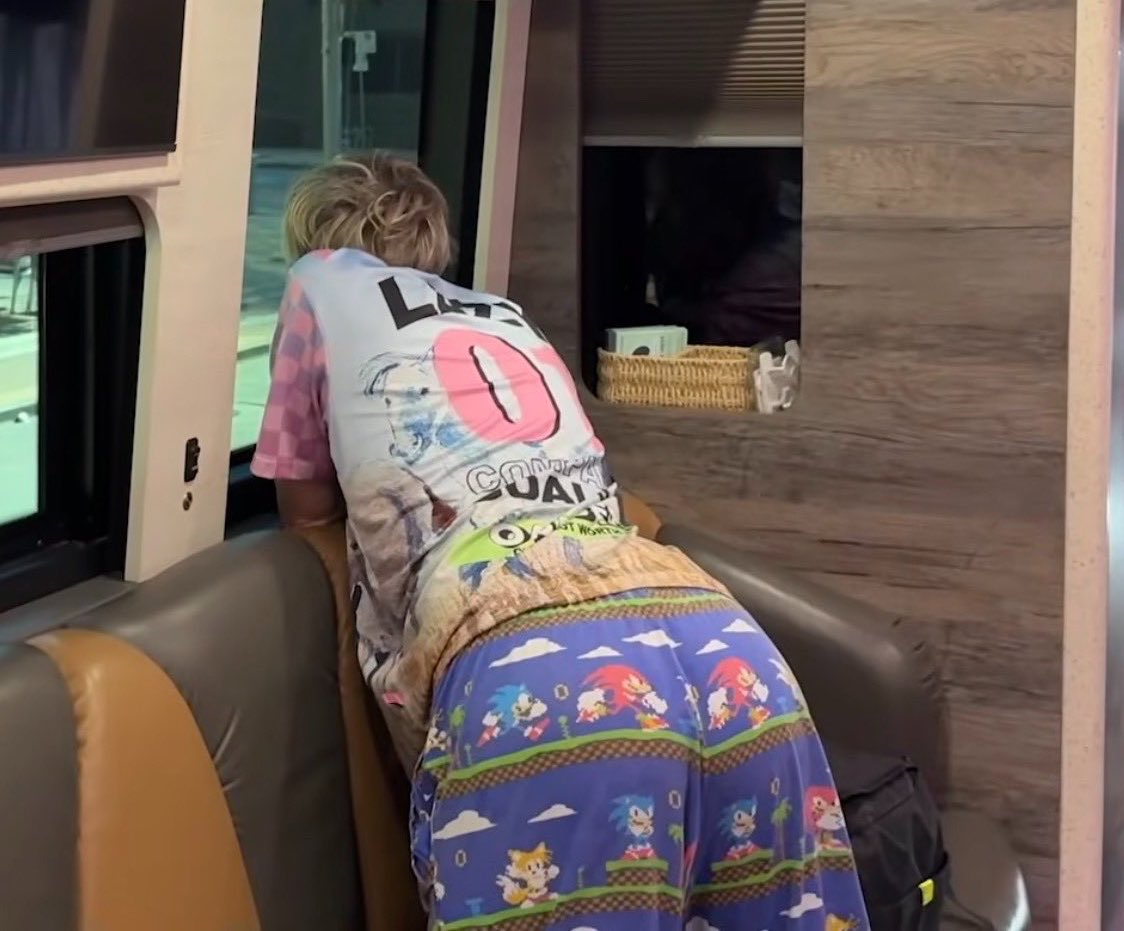 miffyisgay's tweet photo. his moon so full im howling at it https://t.co/PmoOiwNcZi