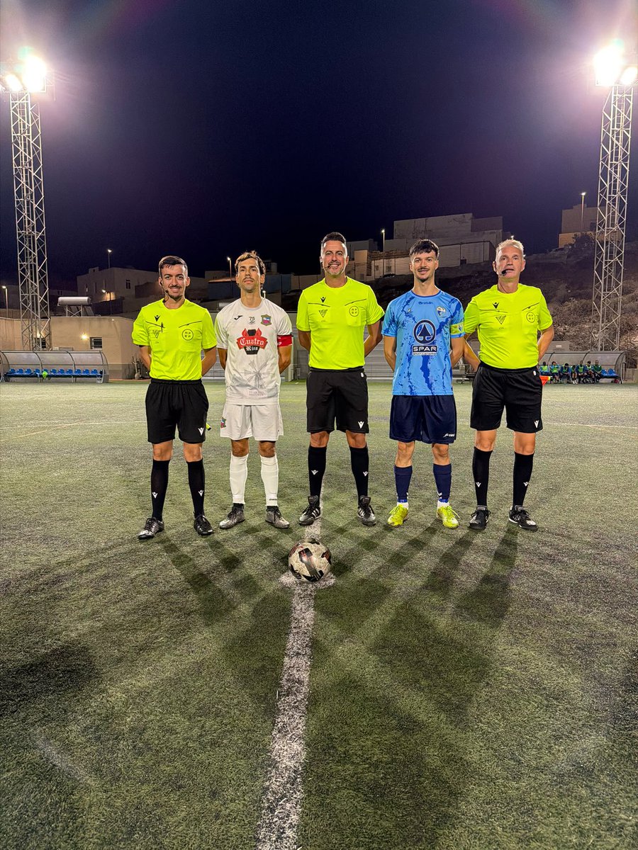 UDValsequillo's tweet photo. ▶️ 𝐅𝐈𝐍𝐀𝐋 𝐃𝐄𝐋 𝐏𝐀𝐑𝐓𝐈𝐃𝐎
¡Los tres puntos viajan a Valsequillo! 💙
Una tarde especial para Alejandro Guerra, que debutó con el equipo y firmó un gran partido. ¡Enhorabuena! 👏🏼
⚪️ Carrizal C.F. 0
🔵 U.D. Valsequillo 3
#vamosvalsequillo⚽️💙
#súbetealtren🚂 https://t.co/Qtic2YjA4k