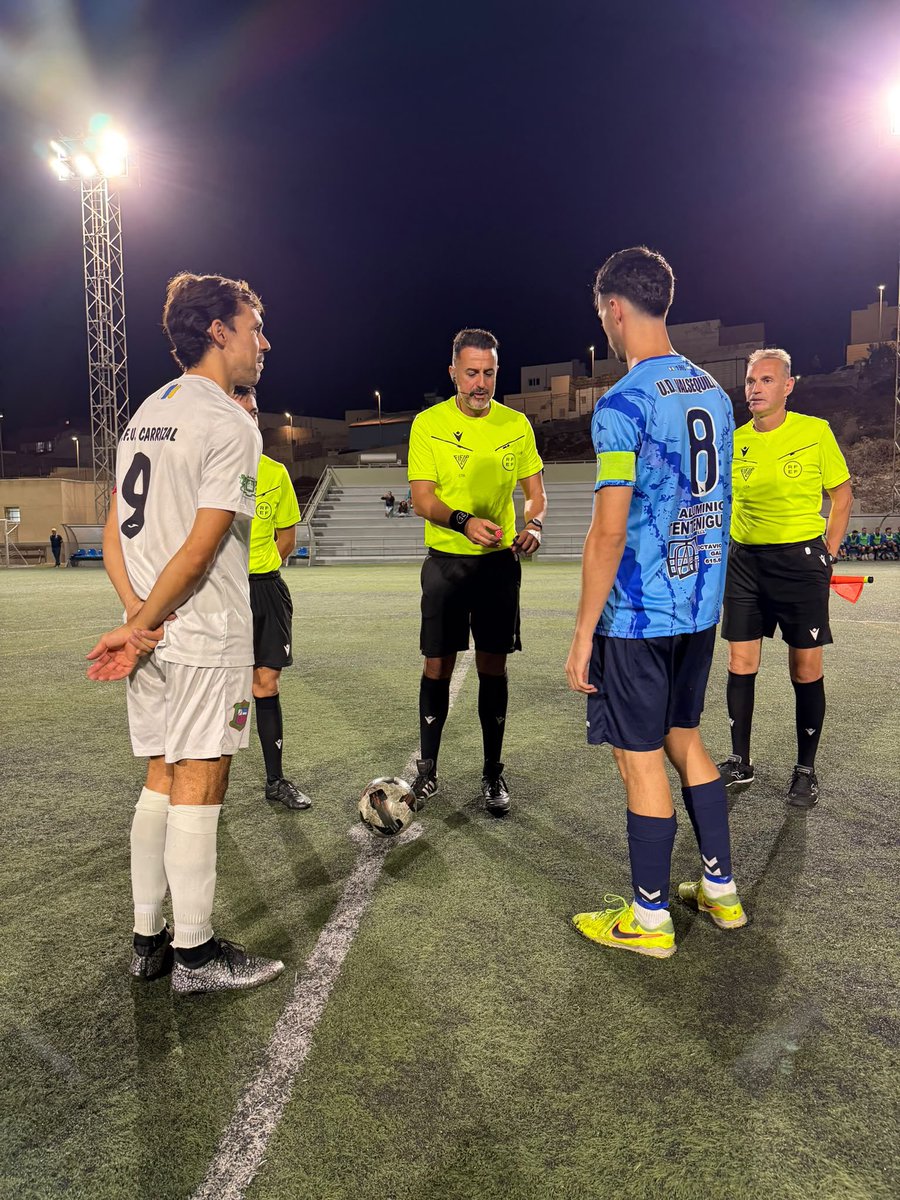 UDValsequillo's tweet photo. ▶️ 𝐅𝐈𝐍𝐀𝐋 𝐃𝐄𝐋 𝐏𝐀𝐑𝐓𝐈𝐃𝐎
¡Los tres puntos viajan a Valsequillo! 💙
Una tarde especial para Alejandro Guerra, que debutó con el equipo y firmó un gran partido. ¡Enhorabuena! 👏🏼
⚪️ Carrizal C.F. 0
🔵 U.D. Valsequillo 3
#vamosvalsequillo⚽️💙
#súbetealtren🚂 https://t.co/Qtic2YjA4k