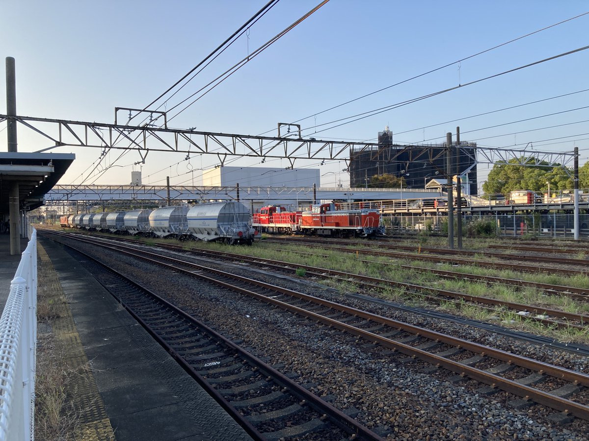 ED75_93's tweet photo. 本日10月10日の衣浦臨海鉄道5570ﾚはKD58-1先頭KE65 1次位白ホキ8両で運転予定
5580ﾚはEF510-10 https://t.co/GaxqPspWlv
