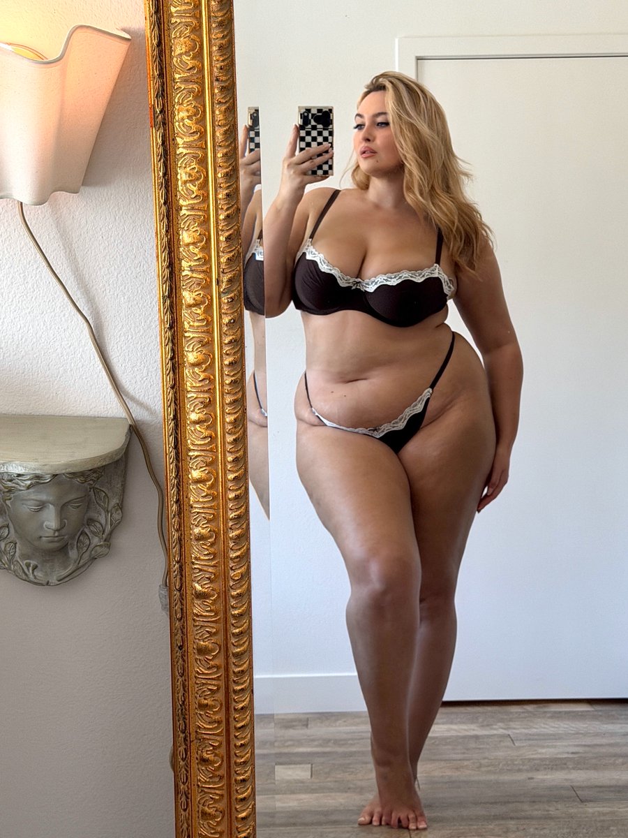 erinmhk's tweet photo. super chic to stay plus sized when the entire world wants to shrink you https://t.co/YDQ5U4x4oT