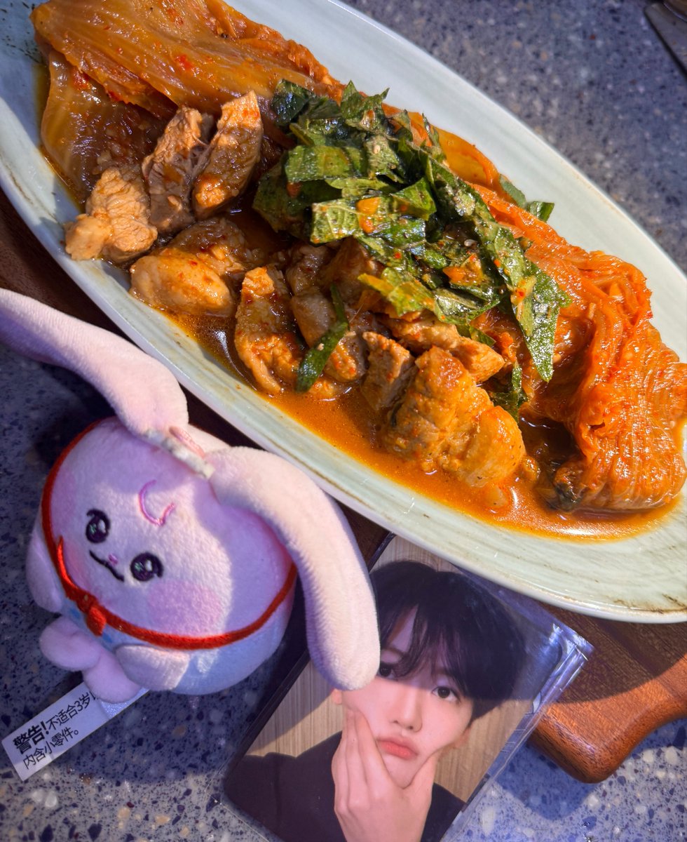 yes_jamme's tweet photo. #재민 

블루리본급이라던 김치찜 레시피 드디어 먹어봄
진짜 너무 맛있었고 먹는 내내 행복했어요 ❤️
어떻게 <들깨 깻잎+김치찜>조합을 생각한거지..
머리를 북북 쓰다듬어 주고 싶을 지경🥹 
분명히 밥이 가득 있었는데 사라지고 없어요 ..

재민이 덕분에 김치찜 장인이 되었어요 💖

#아돌테레시피 #IDOLSTABLE #MnetPlus_Original #JAEMIN