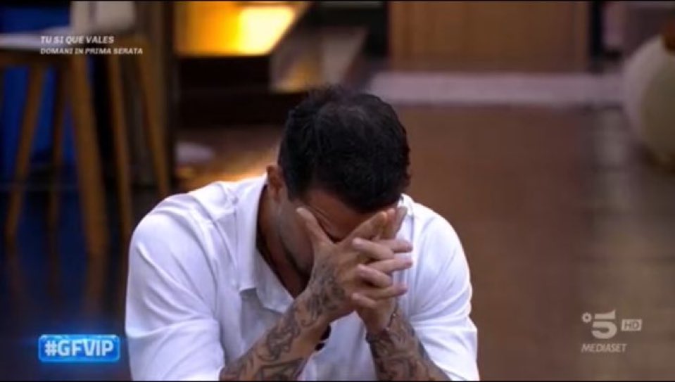 katonthefloor's tweet photo. “Gesù con i discepoli” continuando a darmi tutto ogni volta che apre bocca
 #gfvip https://t.co/dHx2PckERz
