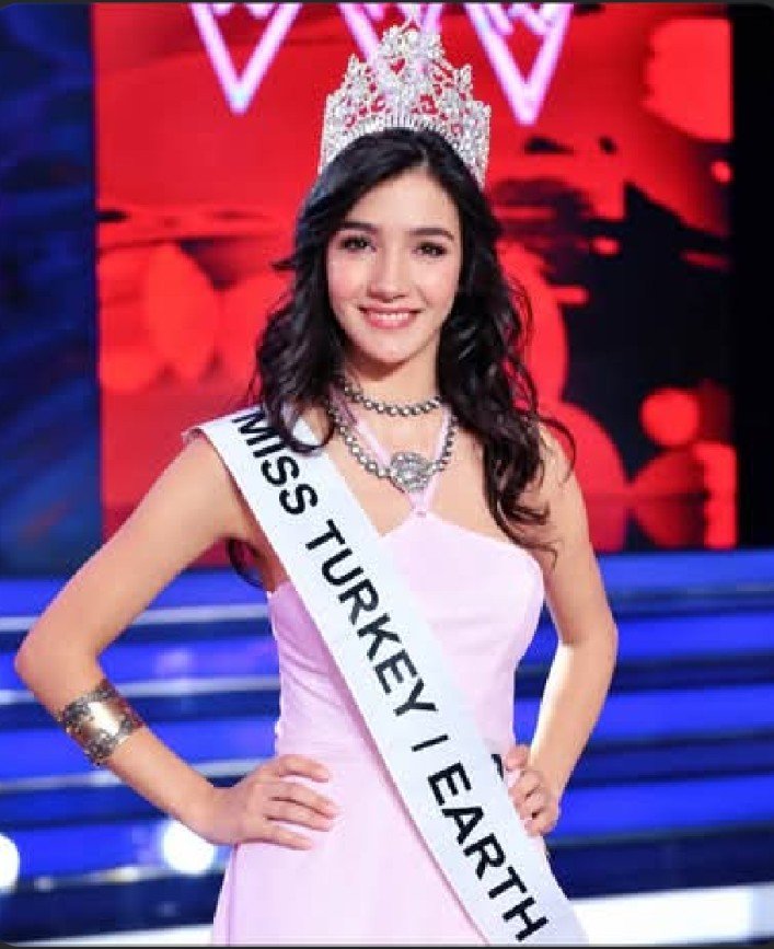 AngelinaSe111's tweet photo. @E0xili @basmatn0m Lo siento por ti que eres una bajita, no hay más hermoso elegante que una mujer alta y esbelta por eso fue reina de Belleza, algo que jamás será te reconstruida Damlan con silicona , eso no es femenidad, es complejo de no aceptarse 😂😂😂 https://t.co/DVCbj3mXBG