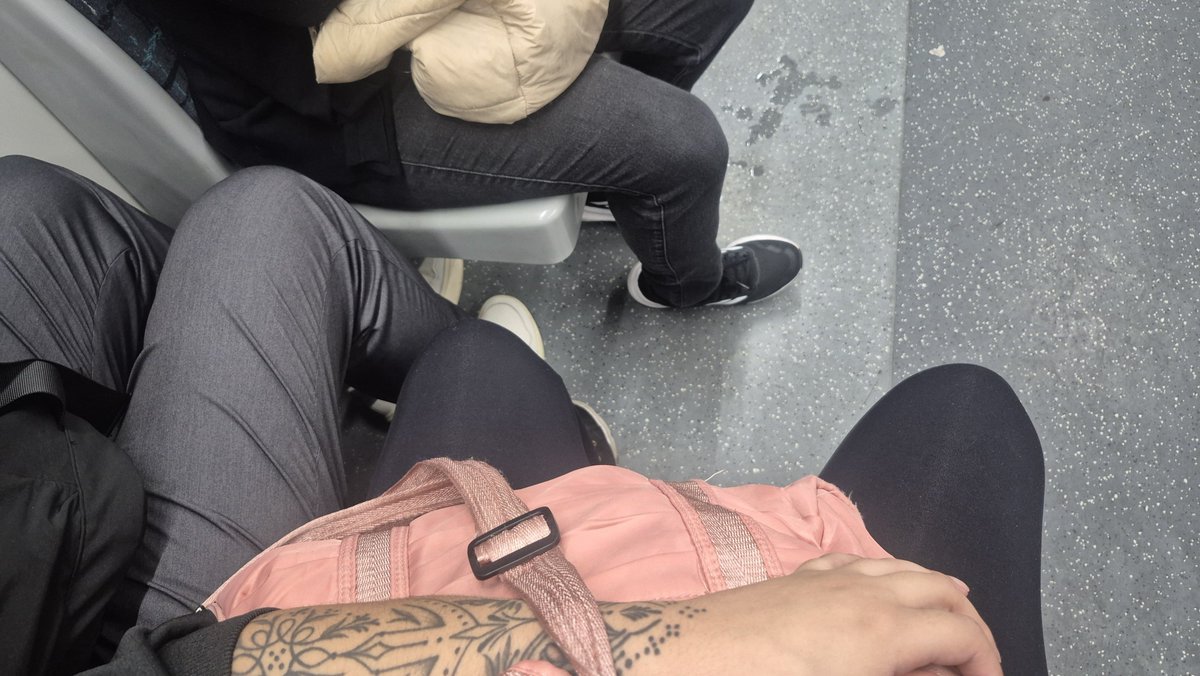 BauenyBarroco's tweet photo. To aqui no metrô com as pernas bem abertas enquanto faço um homem se acuar no canto. 
Aproveitar né enquanto o feminismo ainda é legalizado https://t.co/5ZYDlR29Nc